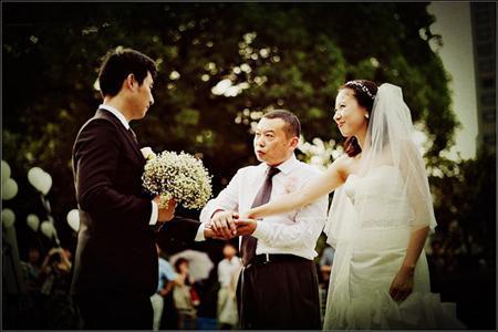 父亲二婚小妈在婚礼现场捉奸,父亲二婚小妈的尴尬瞬间