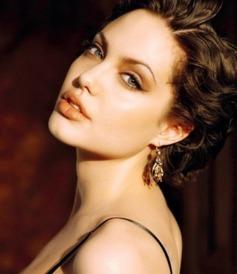 安吉丽娜,全球瞩目的慈善天使与好莱坞巨星